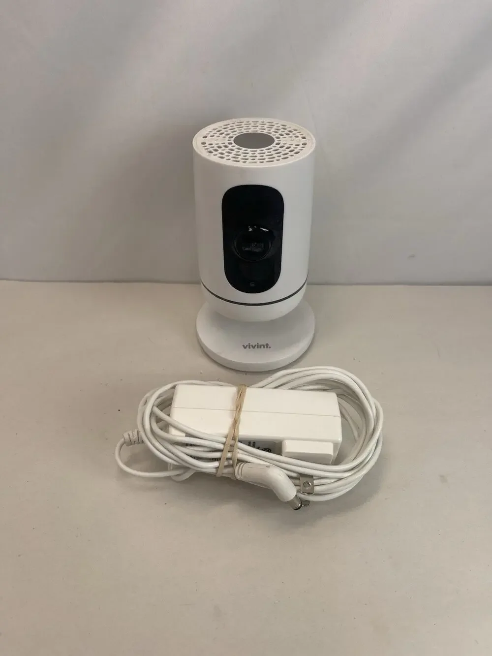Vivint Ping Indoor 1080p Wi-Fi Security Camera V-CAM1 with Power Supply